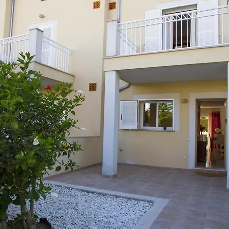 Spacious House Near With Pool 포엔샤 항구